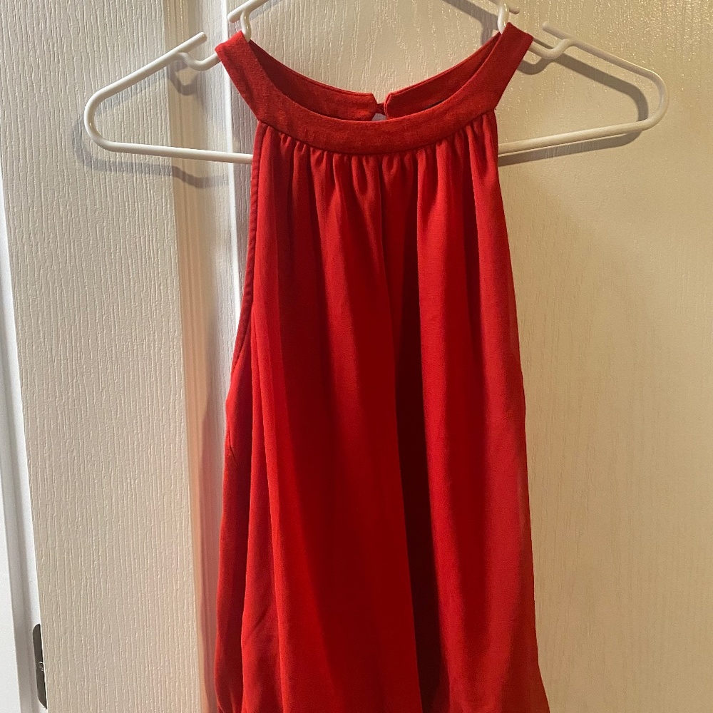 Express red flowy tank